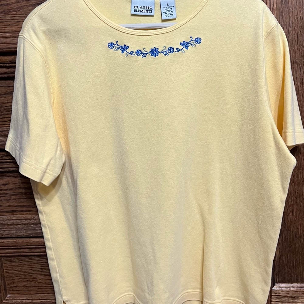 Classic Elements yellow shirt with blue flowers along neckline, size Large